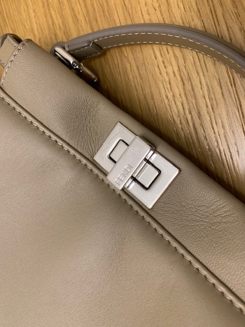 与 Fendi Mini Peekaboo 兼容的保护器